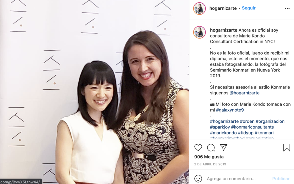 Jeannette Escudero junto a Marie Kondo tras certificarse como consultora en el método KonMari