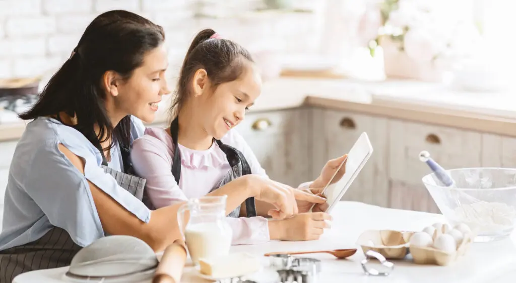 madre e hija buscando receta en una tablet