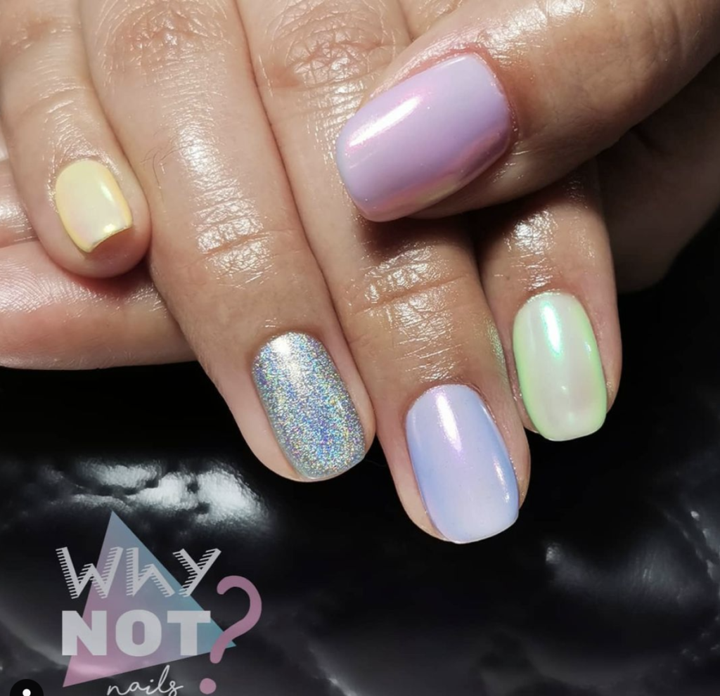 Diseños de uñas con escala de colores