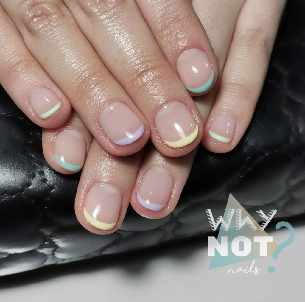 Diseños de uñas con escala de colores en manicure francesa
