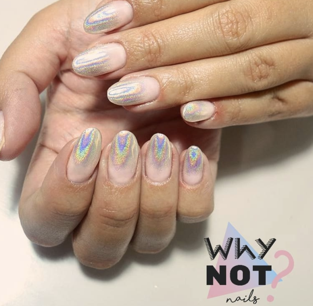 Diseños de uñas milky con glitter