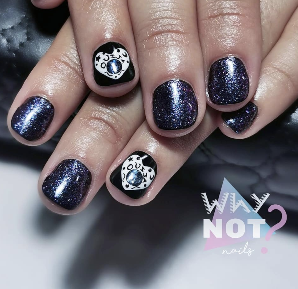 Diseños de uñas esotérico
