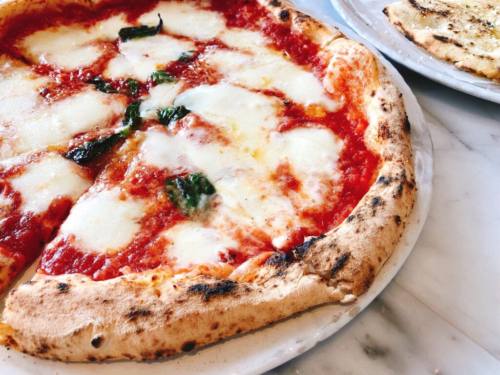 Primer plano de una pizza napolitana capresse