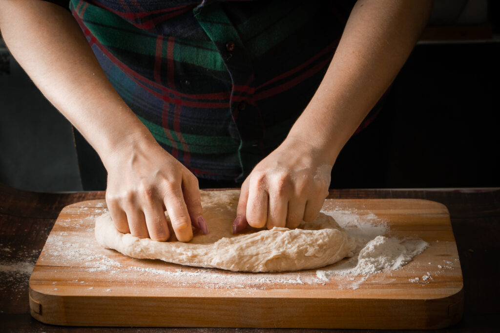 ESTIRANDO LA MASA DE PIZZA