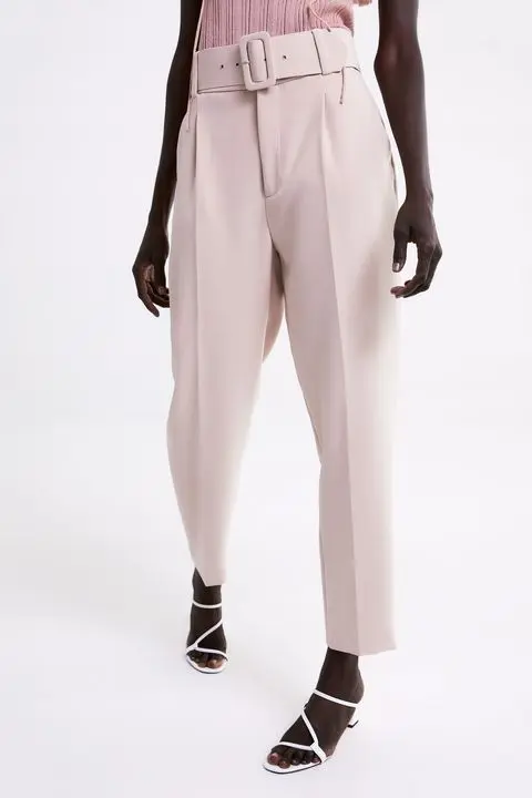 Claves para usar pantalones si eres bajita: Pantalón tiro alto