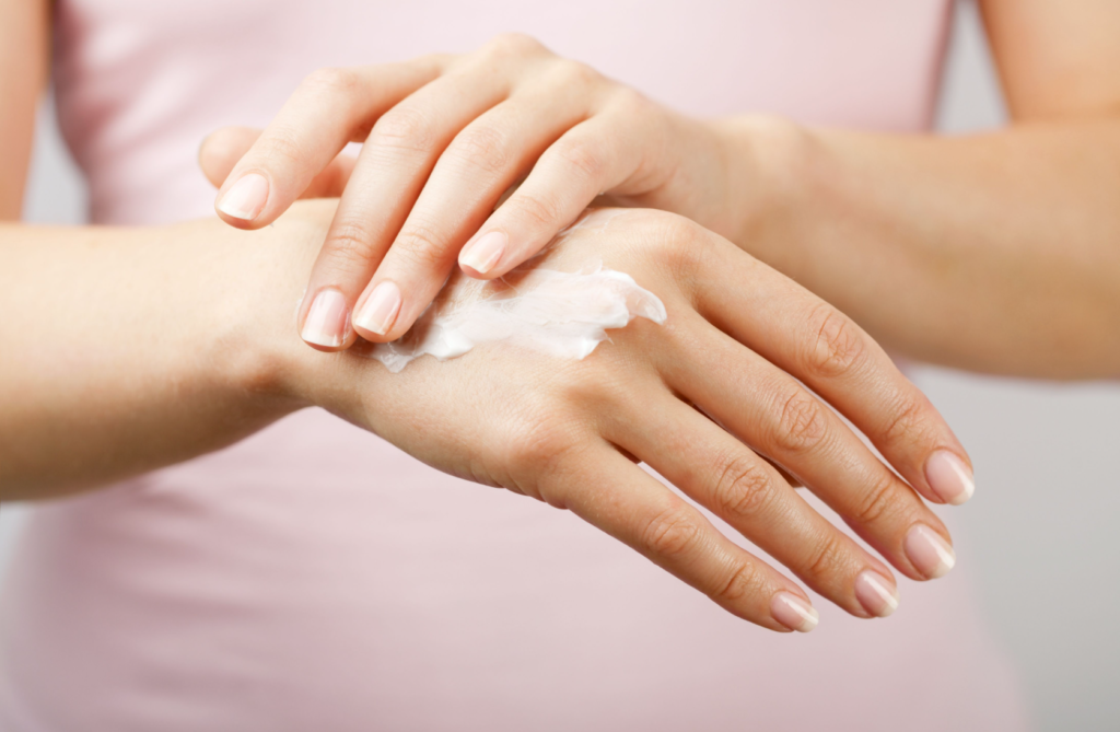 Aplica crema hidratante
