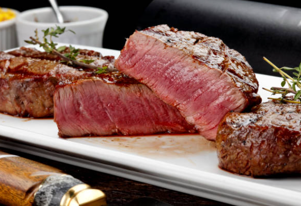 Cuatro pedazos de carne corte grueso con cocción al punto. 