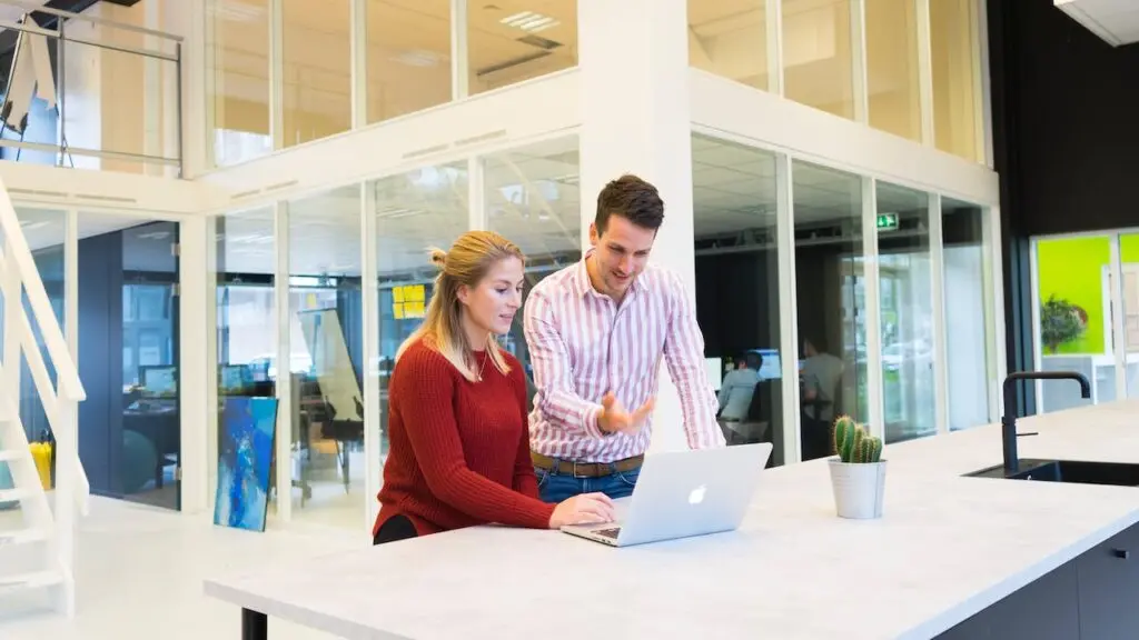 Hablar es clave para el bienestar laboral
