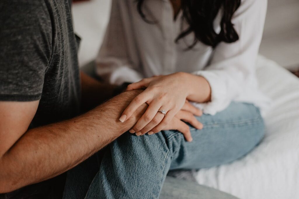 Pareja tomada de la mano
