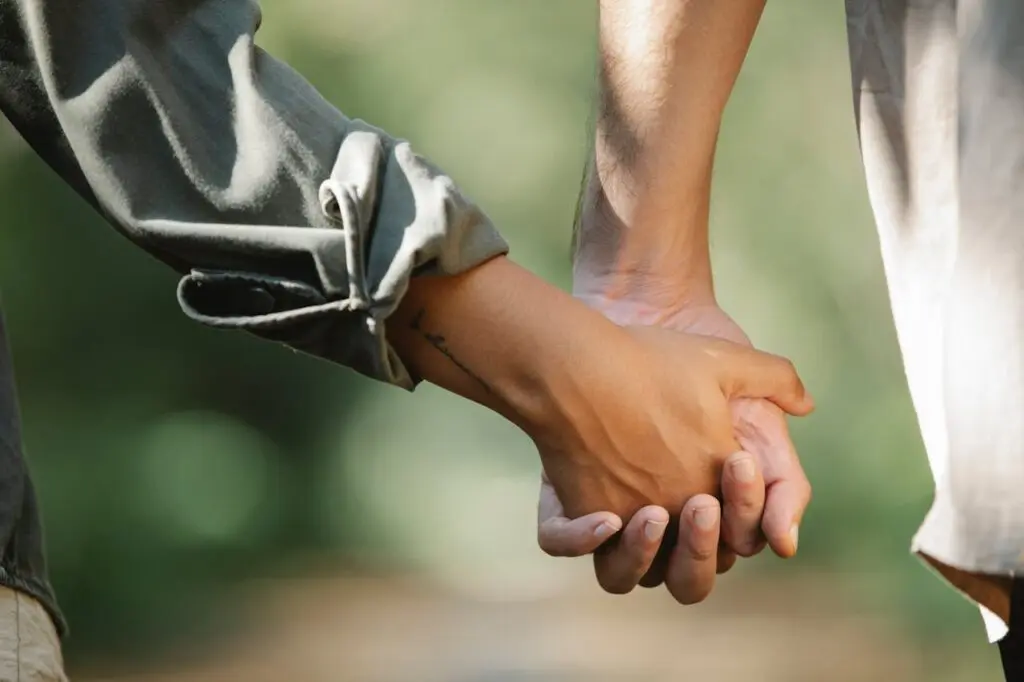 Caminar de la mano