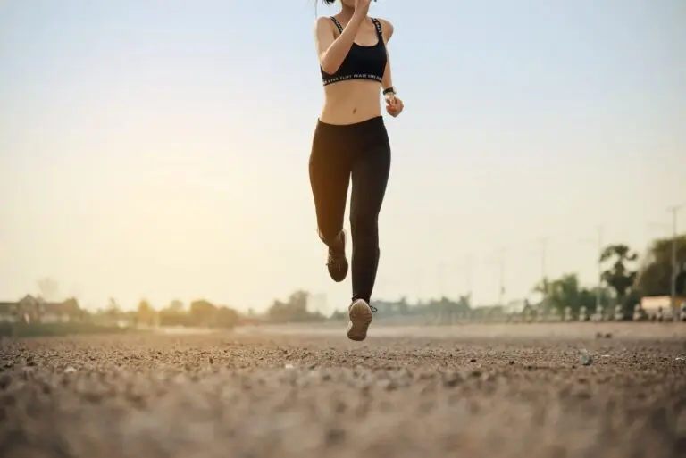 mujer haciendo running en la mañana