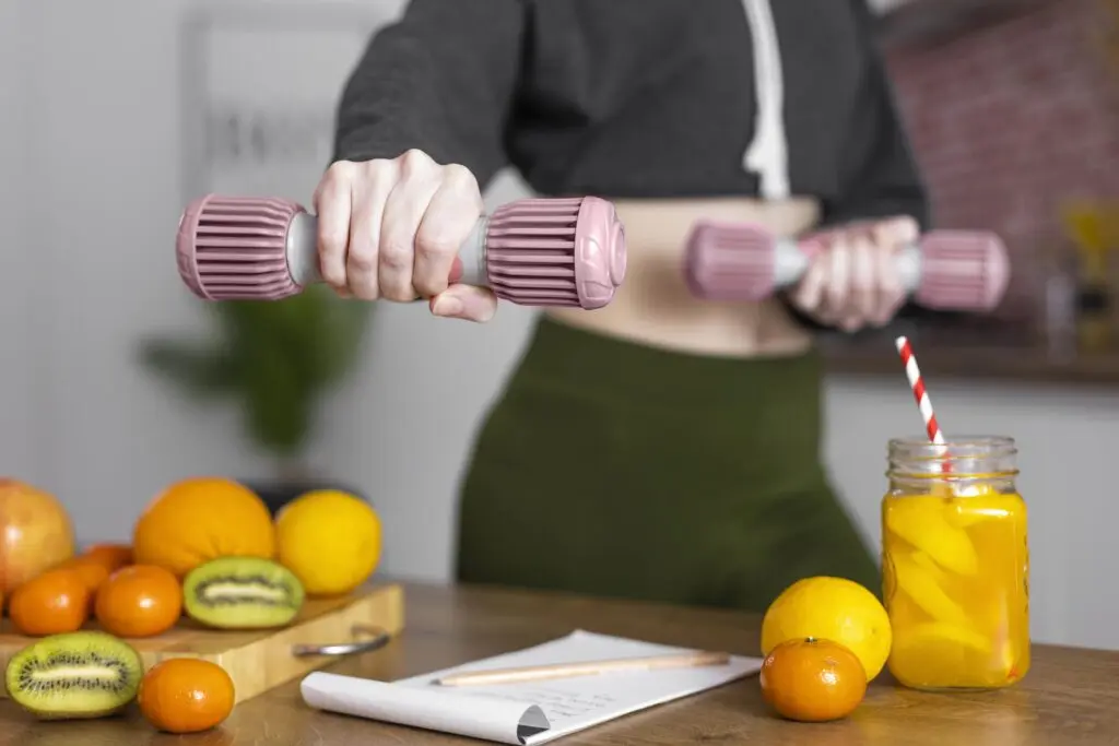 mujer entrenando muestra su alimentación saludable