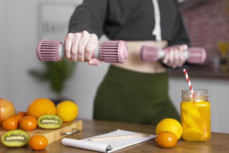 mujer entrenando muestra su alimentación saludable