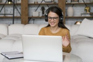 Mujer está en videollamada