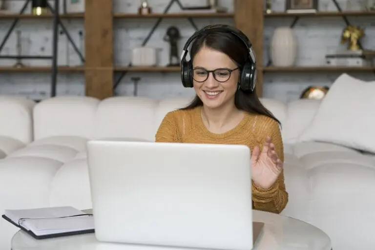 Mujer está en videollamada